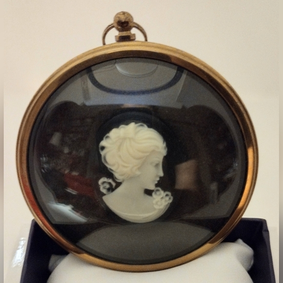 Vintage Lady In Cameo from The Miniature World of Peter Bates. Framed Wall Hang - Picture 3 of 5